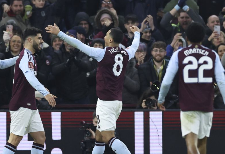 Τι κάνει ο Ρότζερς; Yπέροχο σουτ και «άγαλμα» ο Λάμενς (ΒΙΝΤΕΟ)