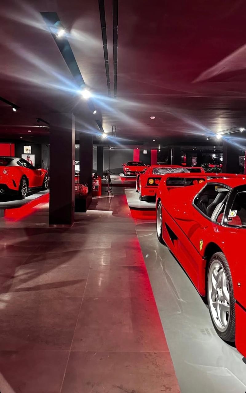 Ο Έλληνας εφοπλιστής με τις 50 πανάκριβες Ferrari - Σπάνια φωτογραφία!