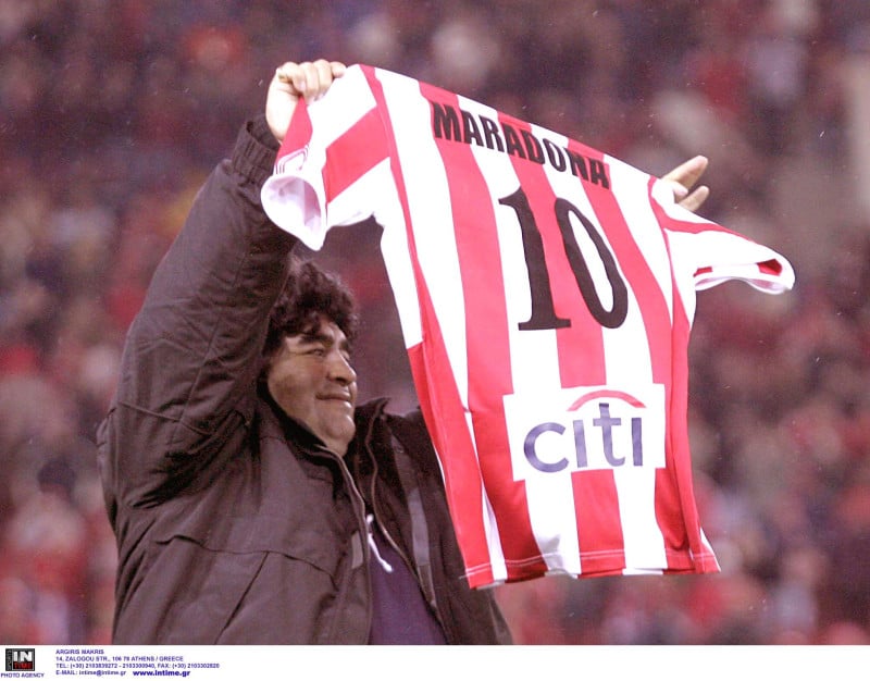 "Μαραντόνα είσαι τρέλα με την κόκκινη φανέλα"