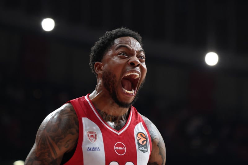 Το σόου του Ταϊρίκ Τζόουνς με τις τάπες (ΒΙΝΤΕΟ)