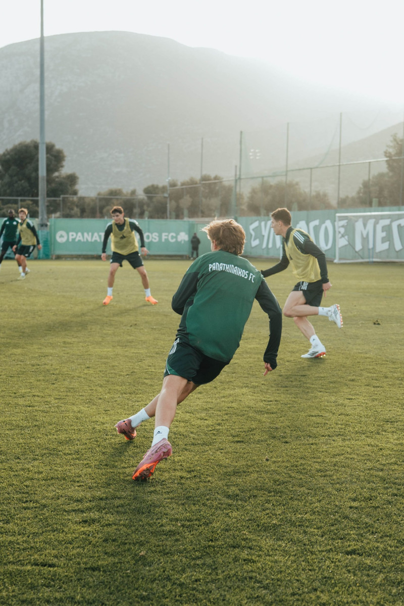 Οι πρώτες φωτογραφίες του Αντίνο με μπάλα στα πράσινα 