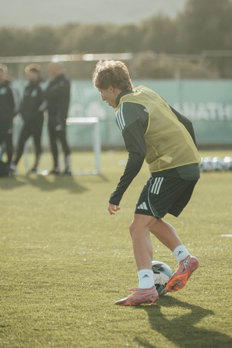 Οι πρώτες φωτογραφίες του Αντίνο με μπάλα στα πράσινα 