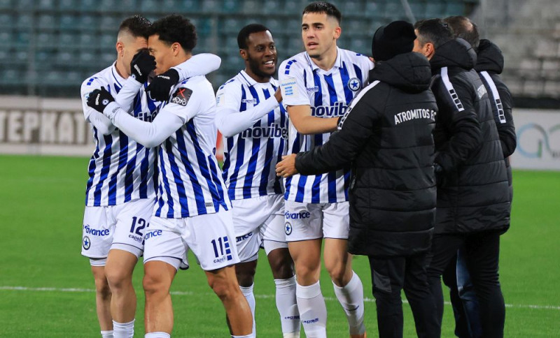 Oι παίκτες του Ατρομήτου πανηγυρίζουν