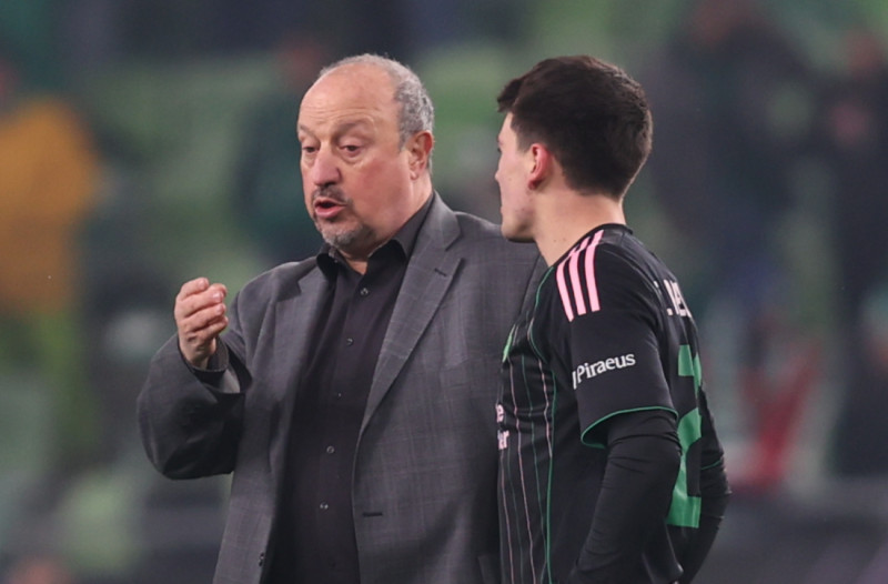 Ο Ράφα Μπενίτεθ δίνει οδηγίες στον Φακούντο Πελίστρι