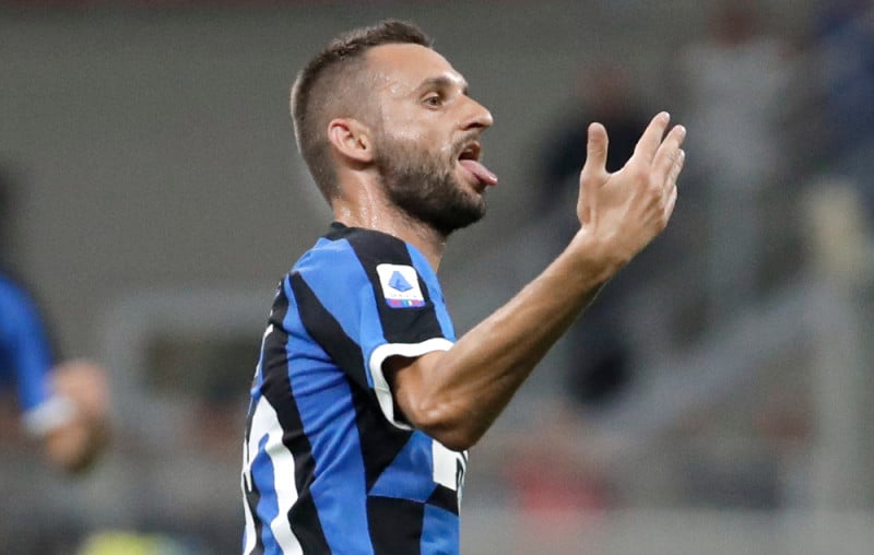 Ο Μαρσέλο Μπρόζοβιτς πανηγυρίζει γκολ με τη γλώσσα έξω