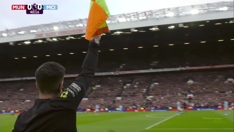 Ο επόπτης πήγαινε προς τη σέντρα και μετά σήκωσε οφσάιντ (ΒΙΝΤΕΟ)