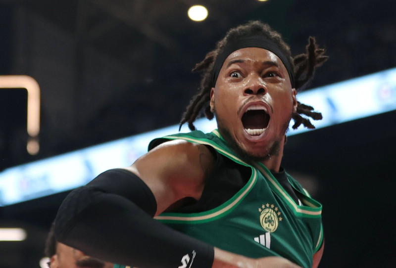 «Κατέβασε» την μπασκέτα ο Χολμς (BINTEO)