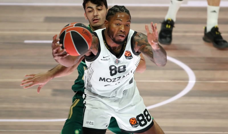 Νέο εμπόδιο για Ολυμπιακό: Πάει για το "μπαμ" με Ταϊρίκ Τζόουνς η Μακάμπι!