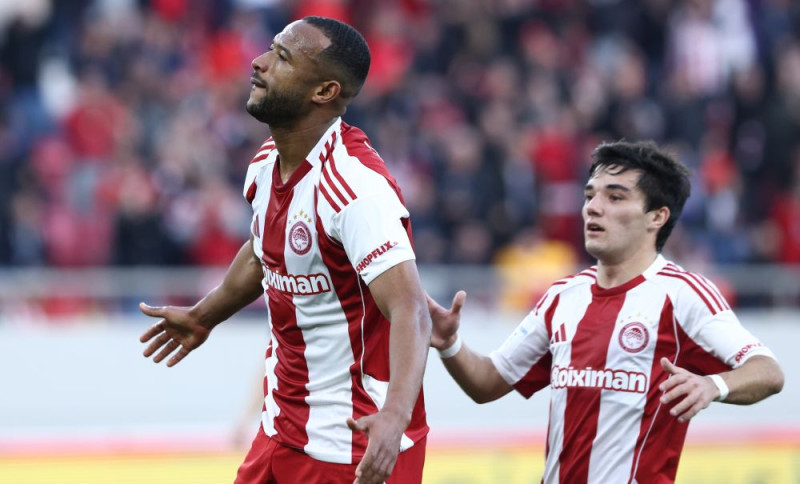 Ελ Κααμπί και Νασιμέντο πανηγυρίζουν γκολ του Ολυμπιακού