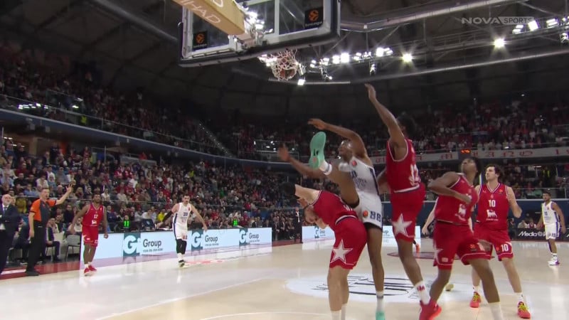 Τι κάνει; Tρίποντο και φάουλ από το κέντρο ο Σέιμπεν Λι (ΒΙΝΤΕΟ)