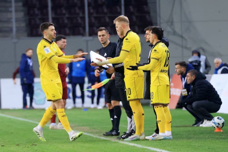 Σκηνικό στον Άρη - Έφυγε για τα αποδυτήρια ο Μορόν μετά την αλλαγή