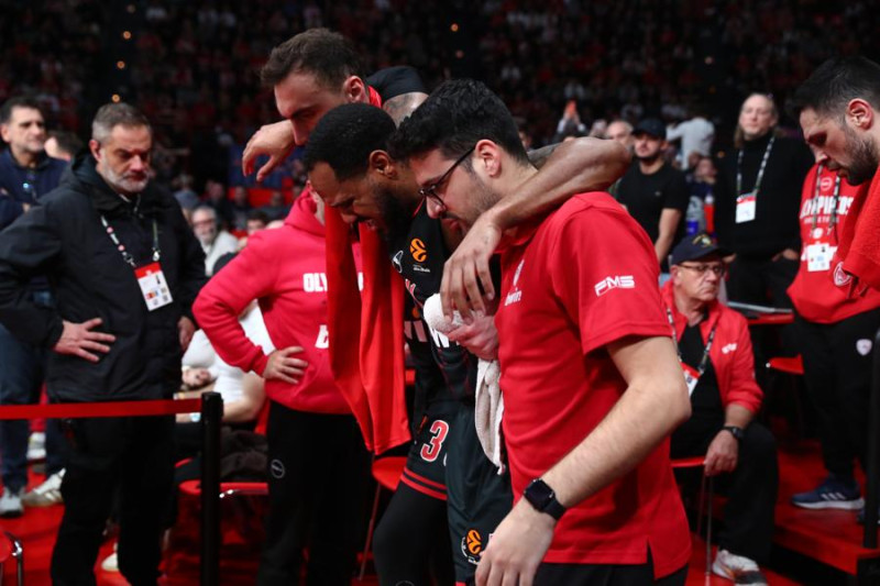 "Πάγωσε" το ΣΕΦ - Αποχώρησε τραυματίας ο Μόρις - Δείτε πώς χτύπησε! (Vid)