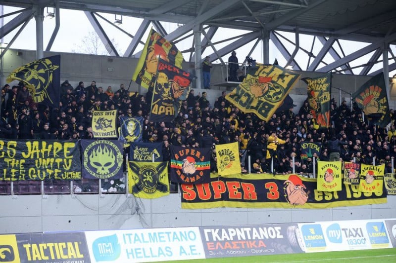 Έξαλλος ο κόσμος του Άρη μετά την ήττα στη Λάρισα - Συνθήματα κατά Καρυπίδη