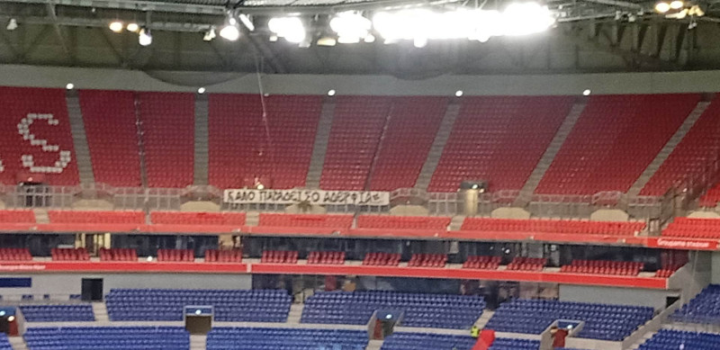 Συγκλονιστική στιγμή - Το πανό για τα νεκρά Αετόπουλα στο Λιόν