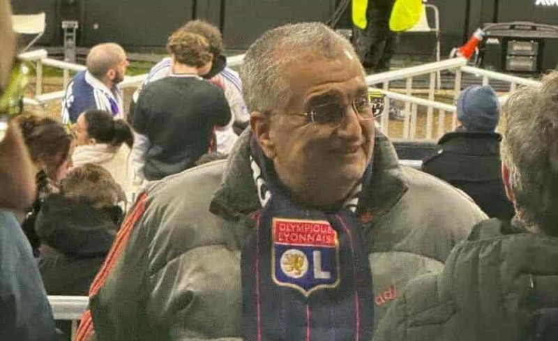 Απίστευτο! Πρώην πρόεδρος του Άρη με κασκόλ Λιόν στο ματς με ΠΑΟΚ