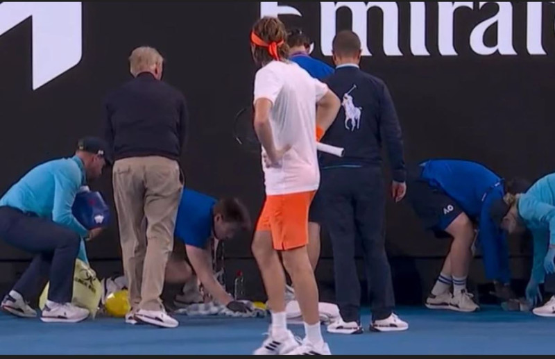 Ball girl ένιωσε αδιαθεσία στον αγώνα του Τσιτσιπά – Έκανε εμετό (ΒΙΝΤΕΟ)