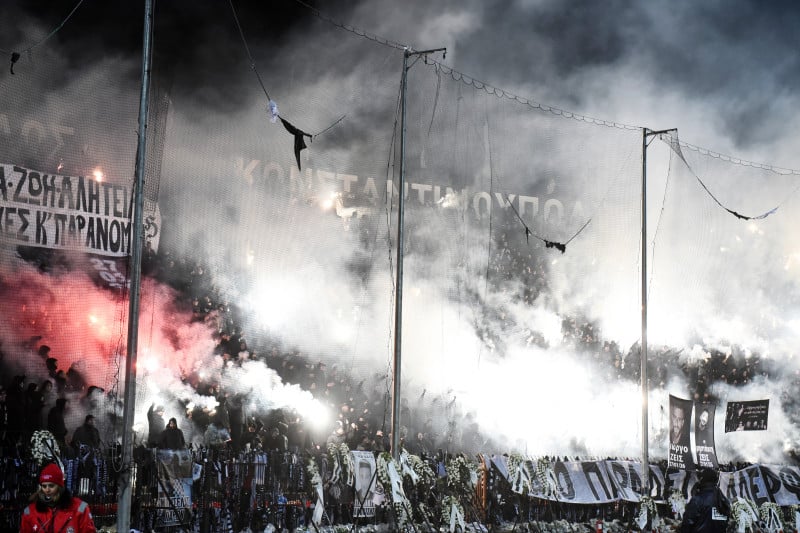 Συγκλονιστικές στιγμές και δάκρυα στην Τούμπα με αμέτρητα καπνογόνα (Vid)