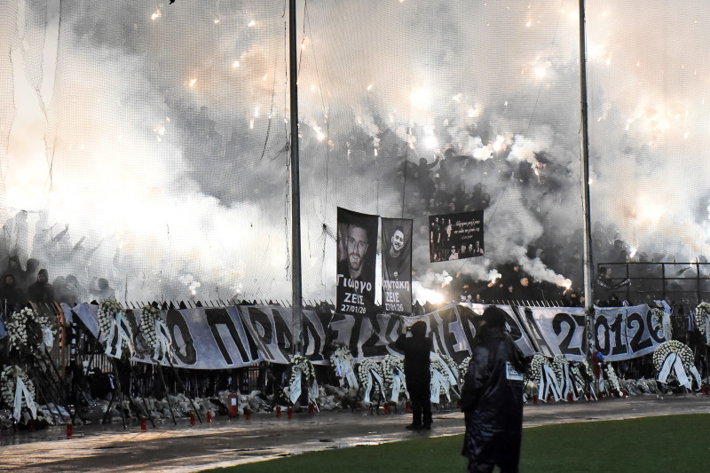 Συγκλονιστικές στιγμές και δάκρυα στην Τούμπα με αμέτρητα καπνογόνα (Vid)