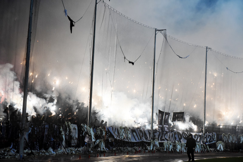 Συγκλονιστικές στιγμές και δάκρυα στην Τούμπα με αμέτρητα καπνογόνα (Vid)