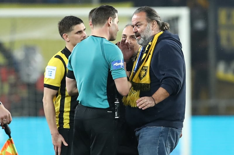 Έξαλλος Ηλιόπουλος! Μπήκε στο γήπεδο και τα έψαλε στον διαιτητή (ΒΙΝΤΕΟ)