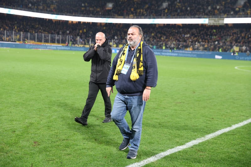 Έξαλλος Ηλιόπουλος! Μπήκε στο γήπεδο και τα έψαλε στον διαιτητή (ΒΙΝΤΕΟ)