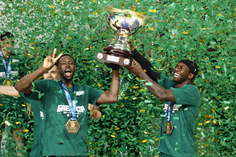 Πανδαιμόνιο στο Ηράκλειο: Εκατοντάδες οπαδοί αποθέωσαν τους Κυπελλούχους!