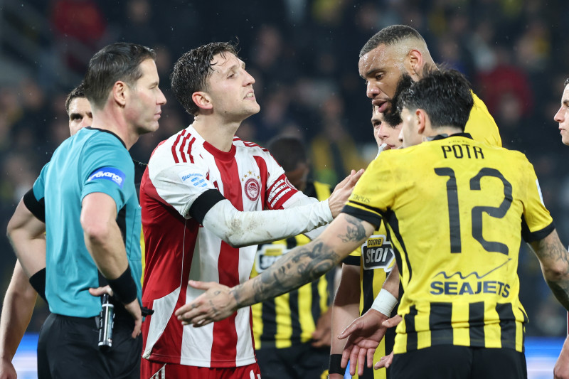 Αψιμαχία μεταξύ παικτών ΑΕΚ και Ολυμπιακού