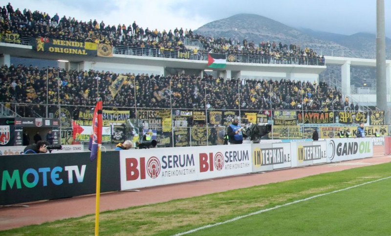 Οι οπαδοί της ΑΕΚ στο Πανθεσσαλικό 