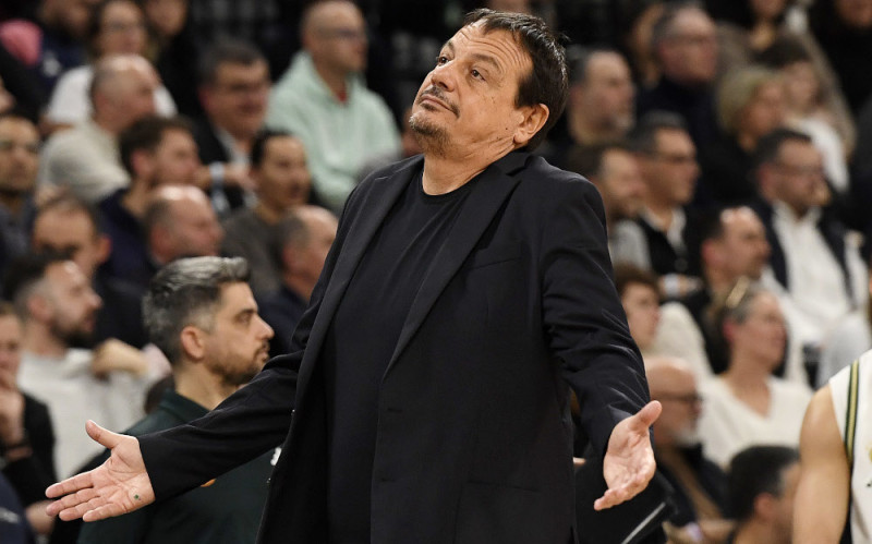 Συνάντηση Αταμάν με βοηθούς του - Άργησε μια ώρα η συνέντευξη Τύπου