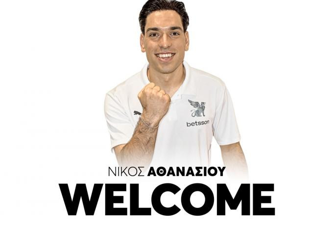 Ο Νίκος Αθανασίου με τη φανέλα του ΟΦΗ