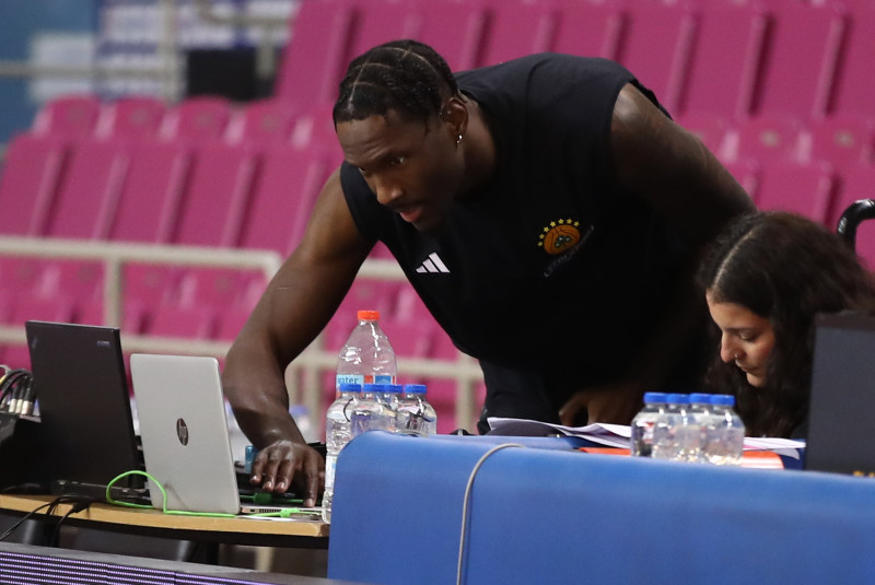 Ο Νάιτζελ Χέιζ-Ντέιβις επιλέγει μουσική υπόκρουση για την προθέρμανσή του