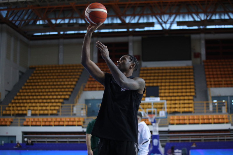 Ο Νάιτζελ Χέιζ-Ντέιβις προθερμαίνεται