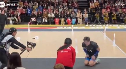 Ιάπωνας αθλητής ζητά συγνώμη από γυναίκα επόπτρια για χτύπημα με μπάλα (Vd)