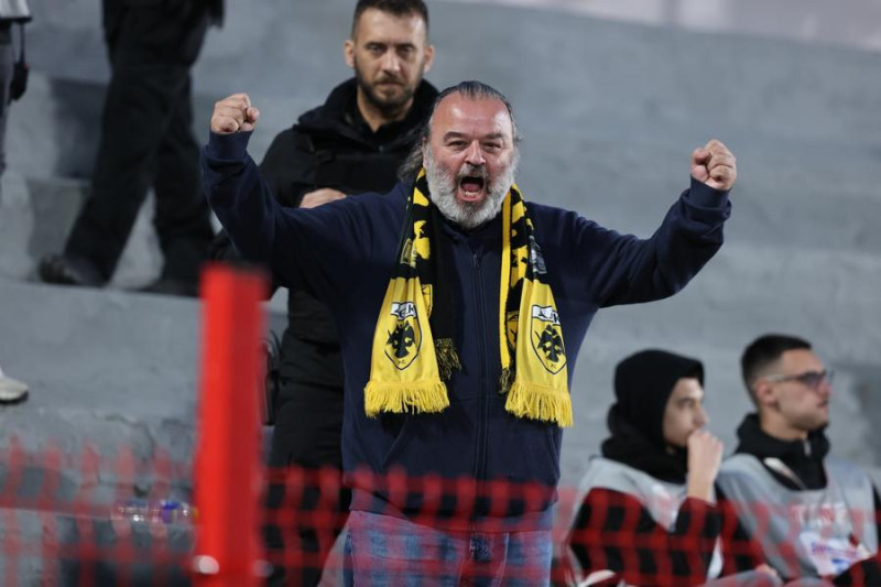 Τρελαμένος ο Ηλιόπουλος! Πανηγύρισε με υψωμένες γροθιές το διπλό της ΑΕΚ