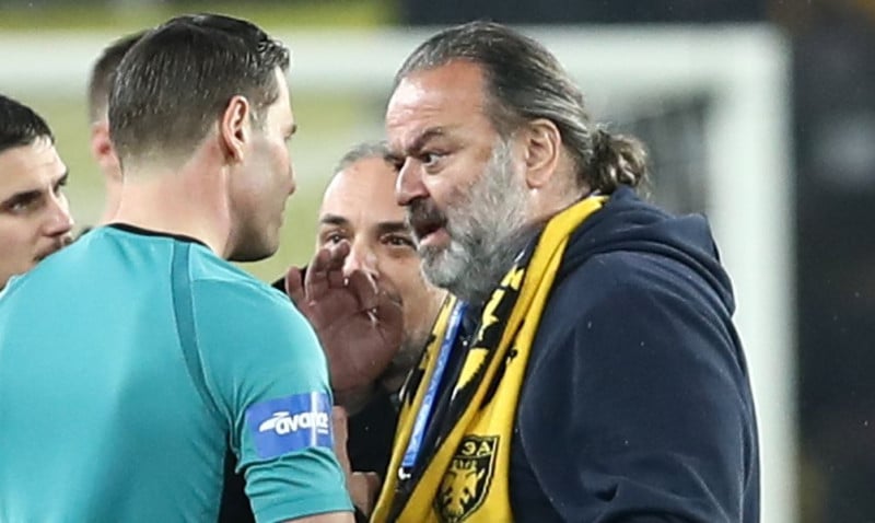 Ο Μάριος Ηλιόπουλος διαμαρτύρεται στον Ντάνι Μάκελι