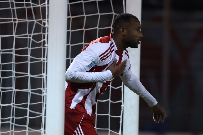 Προβληματίζεται με Ποντένσε ο Μεντιλίμπαρ - "Να μην επιτρέψει σε ΑΕΚ, ΠΑΟΚ"