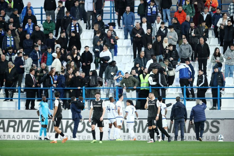 Χαμός στη Νίκαια - Επεισόδια μεταξύ οπαδών - Πήρε το παιδί του ο Αντόνισε