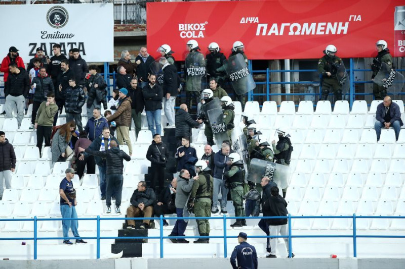 Χαμός στη Νίκαια - Επεισόδια μεταξύ οπαδών - Πήρε το παιδί του ο Αντόνισε