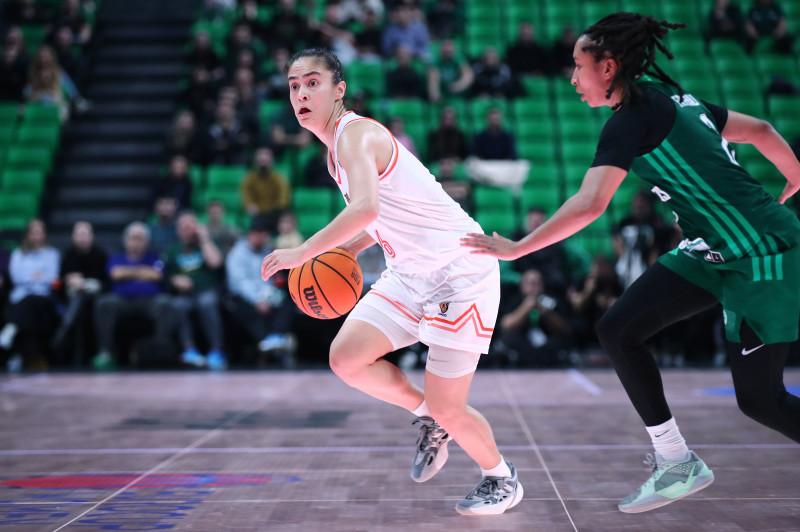 Η Μερσίν καταγγέλλει «προκλητικά πανό στην Ελλάδα» και καλεί τον κόσμο της