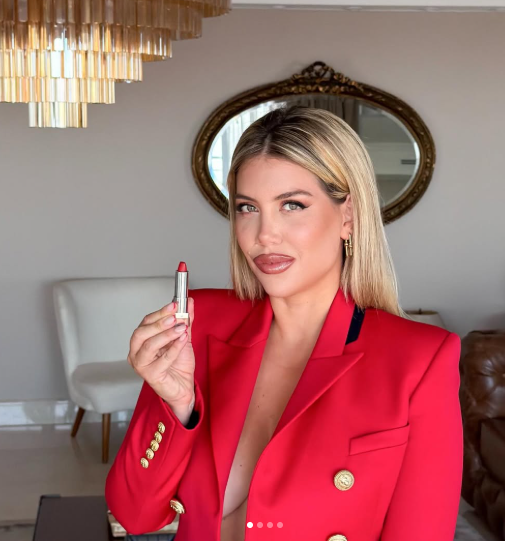 Τρέλα με Γουάντα Νάρα: ΦΩΤΟ με ανοιχτό σακάκι, χωρίς τίποτα από μέσα! 