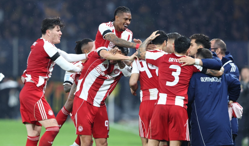 Οι παίκτες του Ολυμπιακού πανηγυρίζουν γκολ