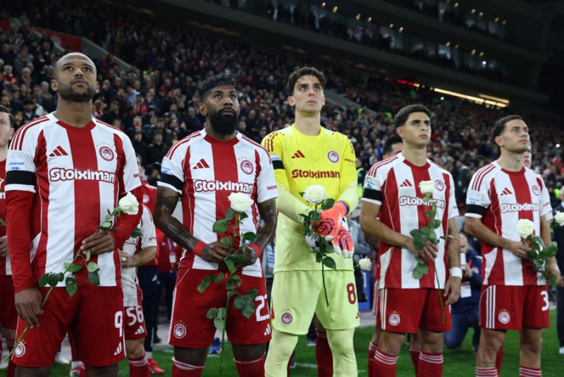 Λουλούδια για τα θύματα της Θύρας 7 - Χειροκροτήθηκαν οι Πράσινοι 