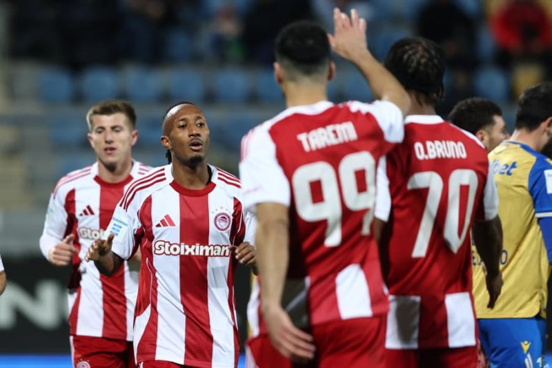 Οι παίκτες του Ολυμπιακού πανηγυρίζουν γκολ