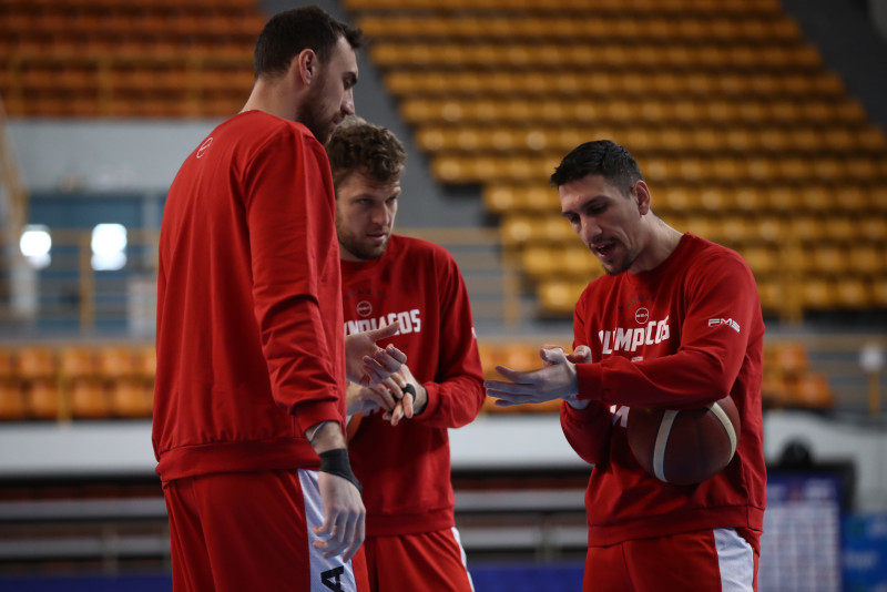 "Έφυγε μόλις είδε...": Φοβερό σκηνικό με παίκτη Ολυμπιακού στα μπουζούκια!