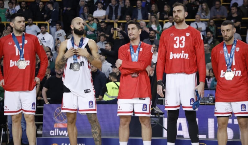 "Έφυγε μόλις είδε...": Φοβερό σκηνικό με παίκτη Ολυμπιακού στα μπουζούκια!