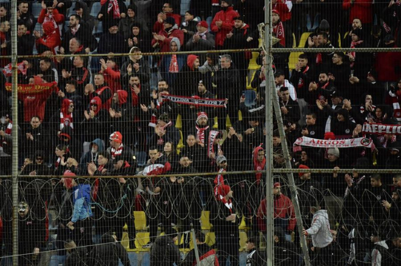 Ερυθρόλευκη απόβαση στην Τρίπολη - Συνθήματα υπέρ Μπαρτζώκα