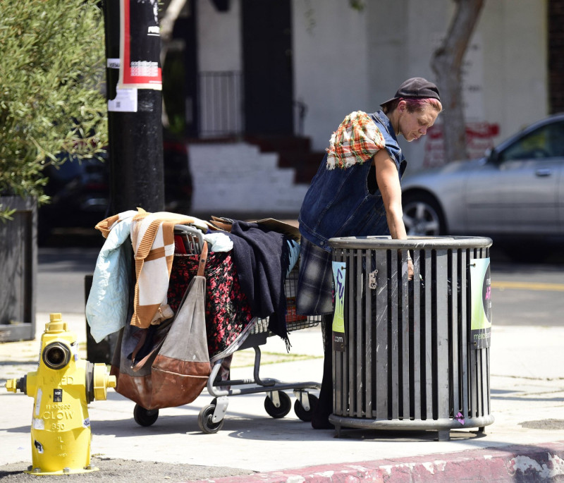 Σύζυγος σταρ του Χόλιγουντ από τα εξώφυλλα, άστεγη τώρα τρώει στα σκουπίδια