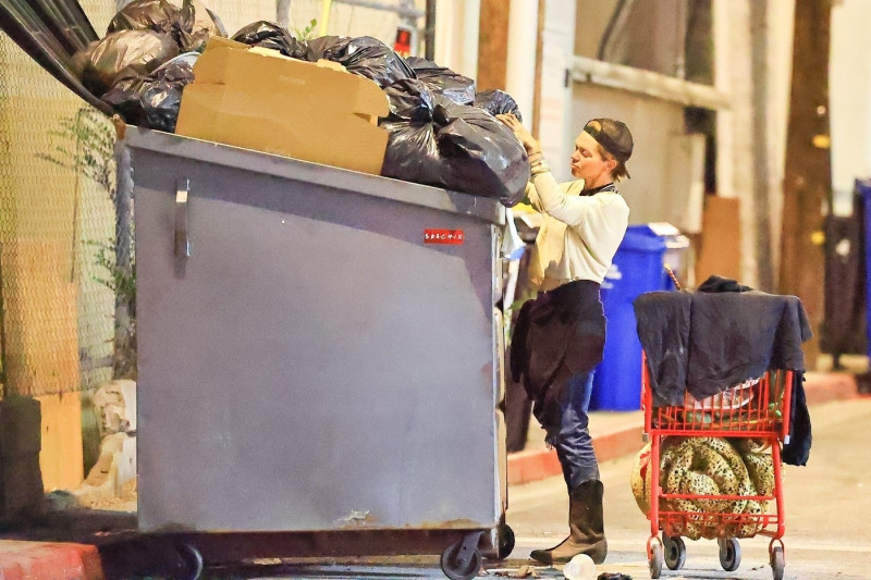 Σύζυγος σταρ του Χόλιγουντ από τα εξώφυλλα, άστεγη τώρα τρώει στα σκουπίδια