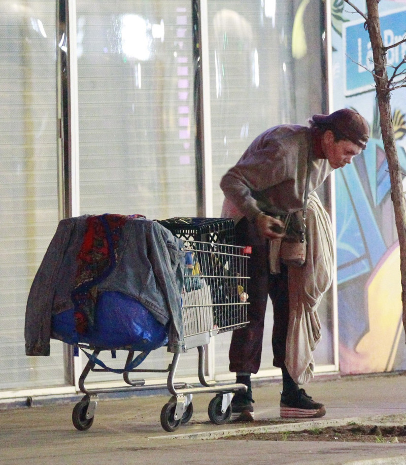 Σύζυγος σταρ του Χόλιγουντ από τα εξώφυλλα, άστεγη τώρα τρώει στα σκουπίδια