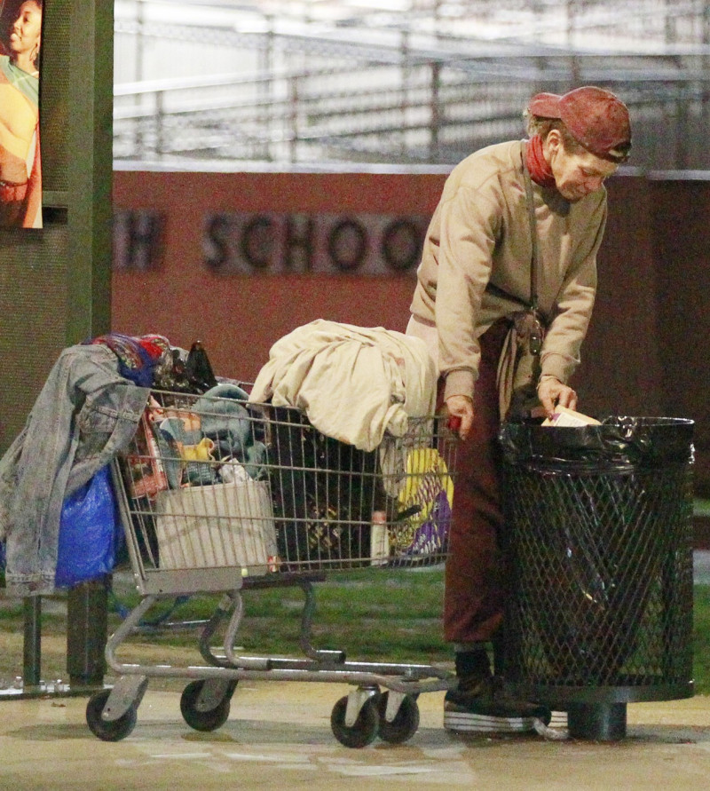 Σύζυγος σταρ του Χόλιγουντ από τα εξώφυλλα, άστεγη τώρα τρώει στα σκουπίδια